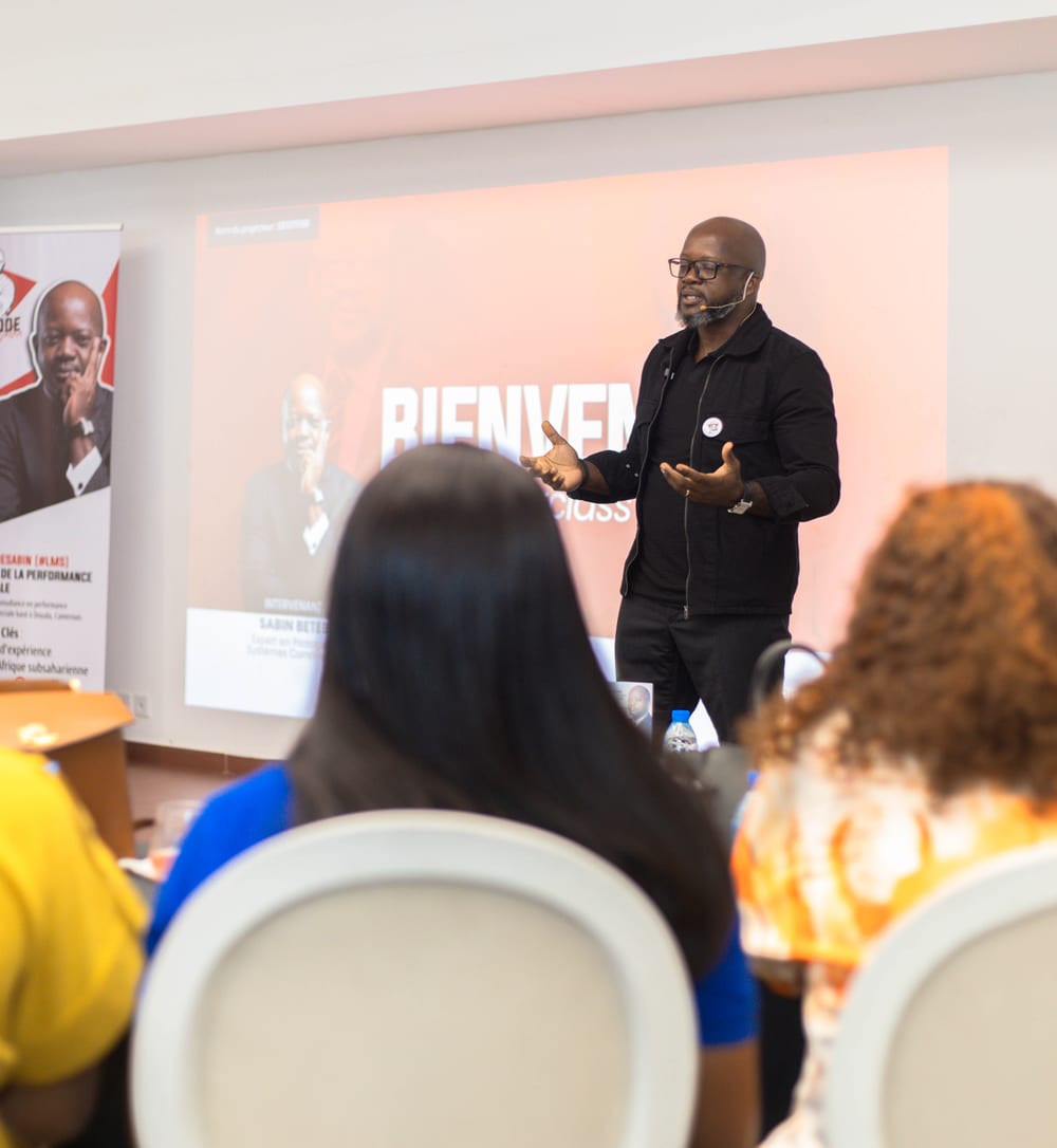Formateur animant une masterclass devant un écran de présentation